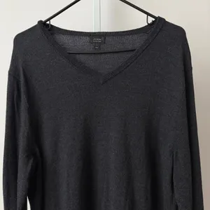 J.Crew‎ L Grey Sweater Slim Fit Merino Wool Minimalist Preppy Classic thumbnail 2