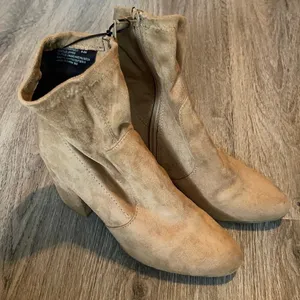 Madden Girl Heeled Boots Size 9.5 Medium thumbnail 1