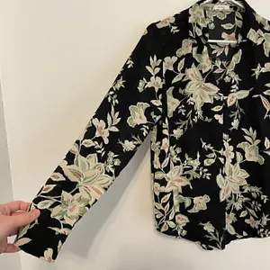 MAURICES Atwood Pleated Floral Blouse Black Cream Beige Long Sleeve Work Office thumbnail 6
