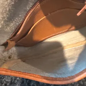 Vintage Dooney & Bourke Taupe all Leather crossbody bag thumbnail 8