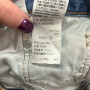 Levi’s 90s fit jeans ripped thumbnail 3
