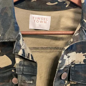 Tinsel‎ Town Crop Jean Shacket Shirt Jacket S Camo Green thumbnail 2