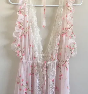Victoria’s Secret Rosebud Chiffon Flyaway Robe thumbnail 3