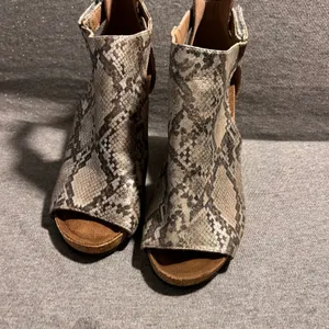 Boutique Snake Print Peep Toe Wedge Booties Women's Size 8‎ thumbnail 3