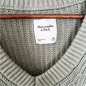 Abercrombie & Fitch Chunky knit V-neck Sweater Pullover Relaxed Fit Size Medium thumbnail 4
