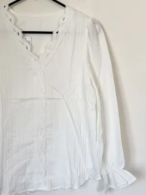NWT Cupshe White Lace Blouson Sleeve Ruff Cuff Top - Size: Small thumbnail 6