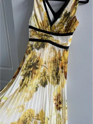 Karen Millen Pleated Floral Bodice Detail Woven Maxi Dress thumbnail 3