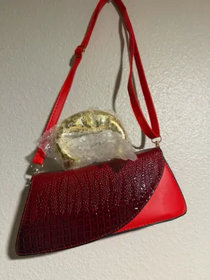 Elegant work bag in good condition. Perfect for the office or everyday professional use. Spacious, practical, and stylish enough to carry your daily essentials. Please check the photos for details and condition. thumbnail 4