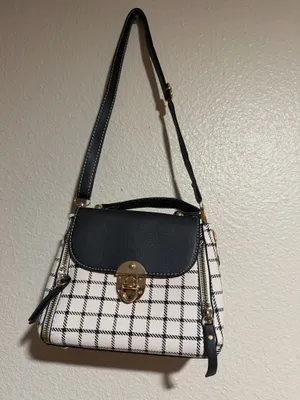 Stylish and elegant handbag in good condition. Perfect for everyday use, work, shopping, or going out. Spacious enough to carry your essentials and easy to match with different outfits. Please check the photos for the exact condition and details. thumbnail 2