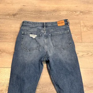 Hollister California‎ Ultra High Rise Mom Jean Distressed Medium Wash 6 L 28 L thumbnail 4