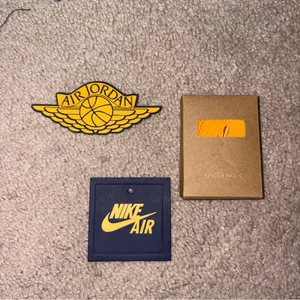 NWT Women’s Jordan 1 Retro High OG in Blue and White Size: 9 thumbnail 6