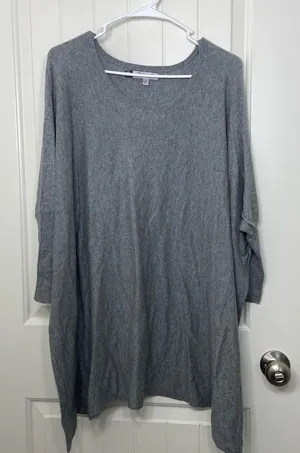 NWOT Jennifer Lopez women’s gray soft knit dolman button‎ sleeve tunic sweater thumbnail 1