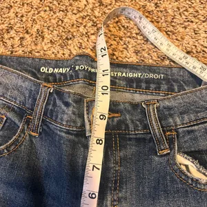 Old Navy Women Boyfriend Straight Jeans Distressed Frayed Hem Dark‎ Wash Size 2 thumbnail 5