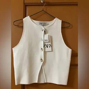 Zara NWT white short vest with silver buttons thumbnail 3