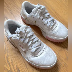 Puma White and Pink Sneakers Sleek Athletic Design thumbnail 1
