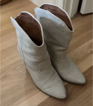 Dolce Vita Boots thumbnail 1