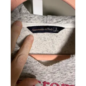 Abercrombie & Fitch Floral Logo Crop Hoodie Gray Heather S Soft‎ Girl Athleisure thumbnail 4