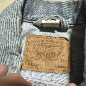 Levis 70507-4834 Denim Trucker Jacket Men's SZ M Light Wash 1992 Harley Patch thumbnail 11