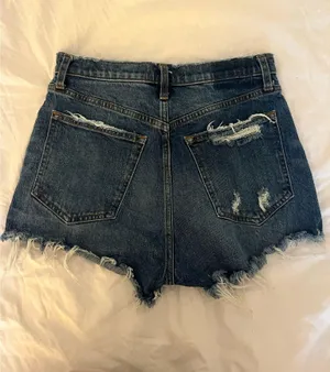 Abercrombie & Fitch High Rise Mom Short Curve Love thumbnail 2