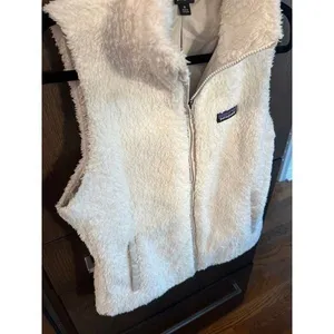 Women's PATAGONIA Vest medium Faux Fur Fuzzy Pockets Full Zip Lined Ivory thumbnail 3