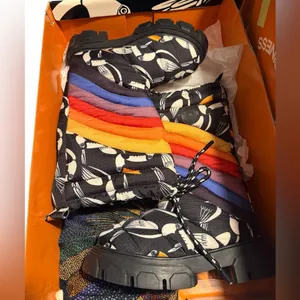 NEW Farm Rio Puffy Tall Rainbow Snow winter Boots Graphic Toucan Print Size 6 thumbnail 2