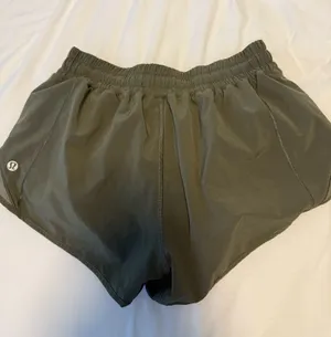 Lululemon Shorts Hotty 2.5" thumbnail 2