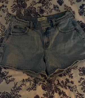 Abercrombie A line mid rise shorts thumbnail 1