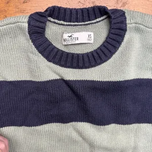 Hollister Sweater Womens XSmall Green Blue Stripes Crew Neck Long Sleeve Stretch thumbnail 2
