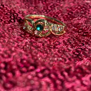 Boutique Womens Ring Size 7 Gold Jewelry Emerald Green Crystal Silver Encrusted Bling Y2K thumbnail 2