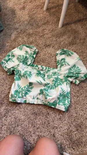American Eagle Outfitters Top Cropped with Hawaiian pattern thumbnail 5