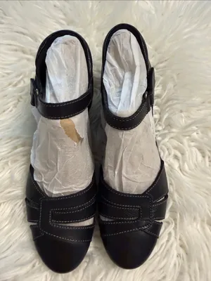 Clarks Black Low Heel Mary Jane Pumps size 8.5 BNWOT see all photos thumbnail 8