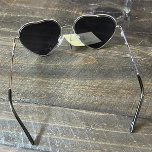 Boutique Heart-Shaped Metal Frame Black Sunglasses thumbnail 6