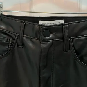 Abercrombie & Fitch‎ Ankle Straight Ultra High Rise Faux Leather Pants Sz 25 / 0 thumbnail 6