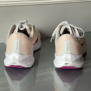 Nike Air Zoom Pegasus 40 Women’s Running Shoes Size 9.5 Beige Pink Athletic Sneakers thumbnail 5