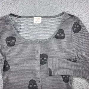 Skull Print Waffle Knit Cropped Top Small L/S Y2K‎ Edgy Emo Punk Goth Grunge thumbnail 2
