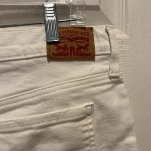 Levis Womens Mid Length Shorts Size 31 White Denim Cuffed Stretch Clean Girl thumbnail 5