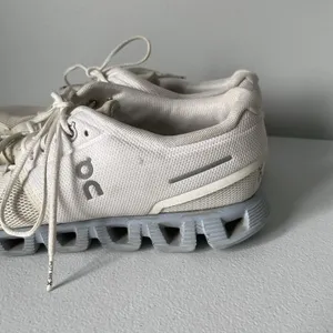 On Running Cloud 5 Athletic Shoes Supportive White Blue Women's Size 9.5 thumbnail 5