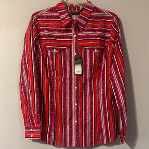 Wrangler Retro NWT Women’s pink/red tribal Button Down Shirt in size medium thumbnail 1