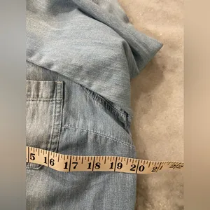 Old Navy Size M The Classic Shirt Light Wash Denim Jean Button Down Collared thumbnail 10