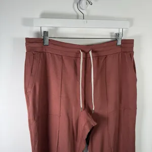 Vuori Halo Essential Wideleg Pants Rosewood Heather Travel Casual Womens Large thumbnail 3