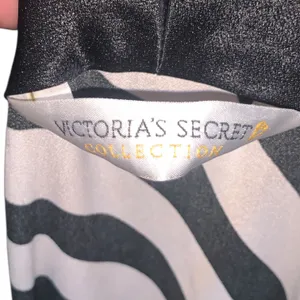 Vintage Victoria’s Secret Gold Label Black & White Zebra Print Satin Long Robe thumbnail 7