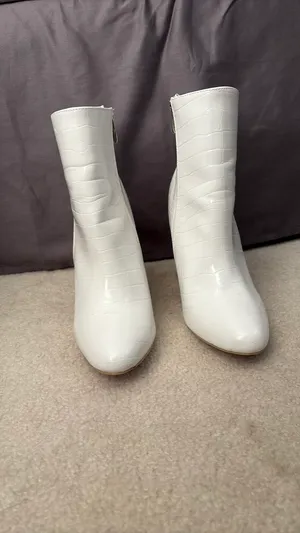 Pretty Little Thing White Boots thumbnail 2