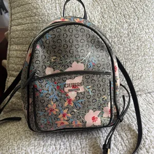 Guess floral backpack  thumbnail 1