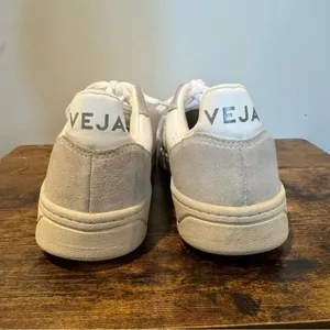 Veja V-10 Sneakers in White Natural Pierre thumbnail 9