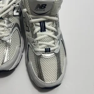 New Balance women’s sneakers in white and navy. Clean and stylish design with a comfortable cushioned insole and lace-up closure. Made in Vietnam. Size 9 US (40.5 EU / 25.5 CM). Great for everyday wear, walking, or casual outfits. Excellent condition thumbnail 4