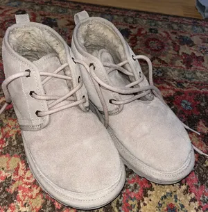 UGG Final Price ✨EUC  Neumel Chukka boots thumbnail 1