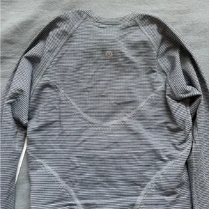 lululemon athletica swiftly tech cropped long sleeve shirt thumbnail 5