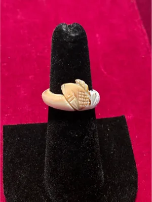 Vintage Hand-Carved Natural Shell Fish Ring Sz 5.5 thumbnail 5