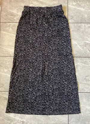 Halara NWOT Leopard Print Maxi Skirt Gray Black Elastic Waist Side Slit Size M thumbnail 1