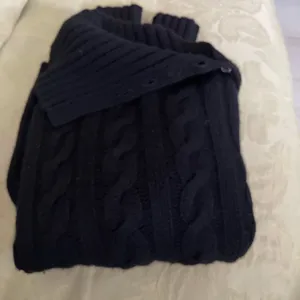 Beautiful Ralph Lauren cashmere and wool cable sweater with buttons at the neck thumbnail 7